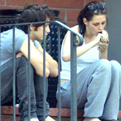Twlight Star Kristen Stewart was caught smoking pot with her friends